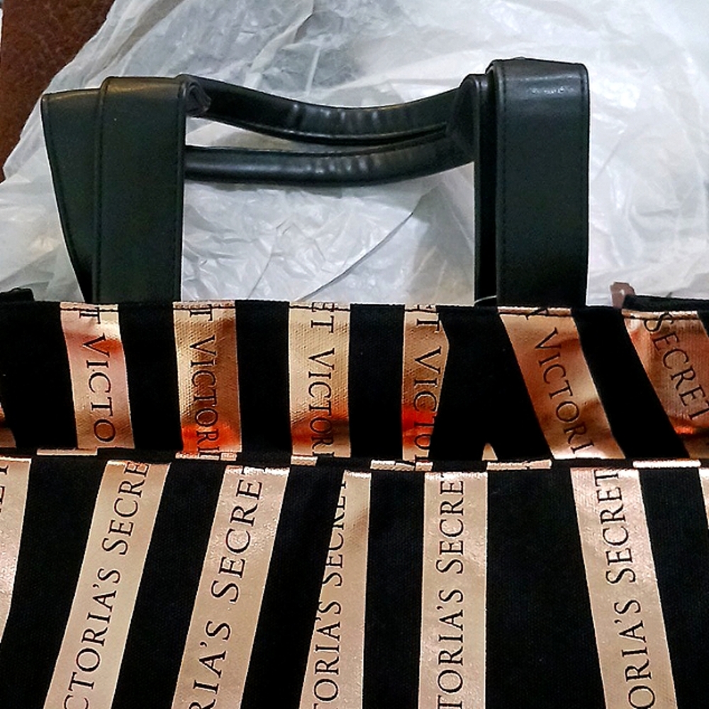 NWT Gold collt-on Victoria Secret tote  sturdy handles, VS logo